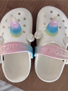 CROCS White Kids Clogs with Pastel Rainbow Unicorn Charms